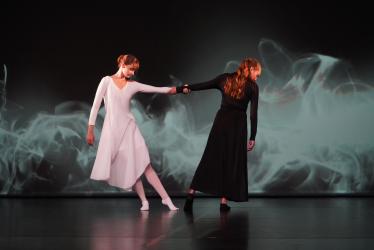 Photo de deux danseuses, une en blanc, l'autre en noire